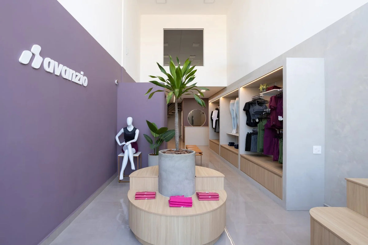 Interior da loja avanzio com o logo na parede
